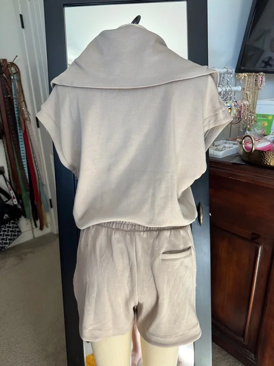 Bailey 44 Taupe Knit Short Set- size S - Picture 7 of 9